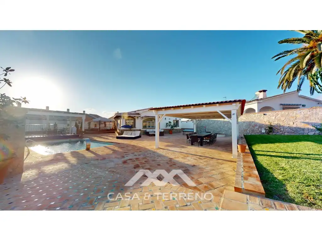 Vista exterior de Casa o xalet en venda en Vélez-Málaga amb Piscina, Moblat i TV
