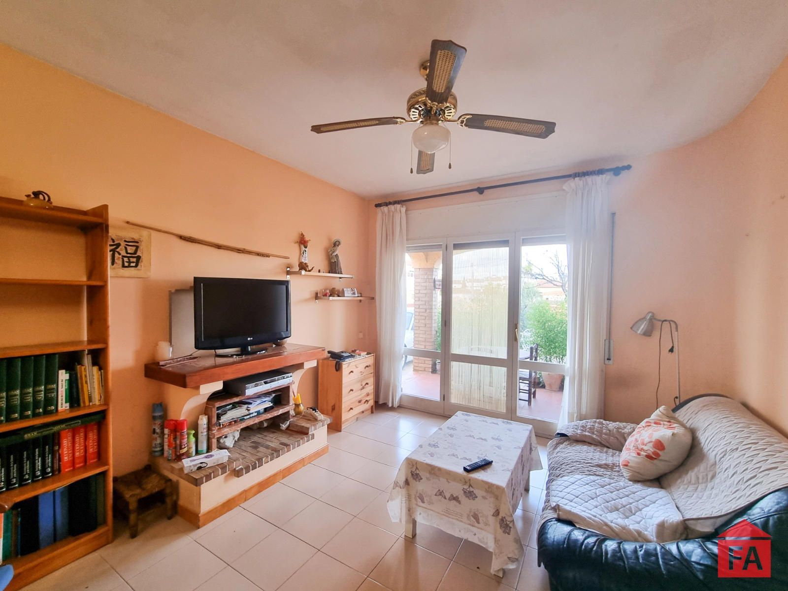 Sala de estar de Casa adosada en venta en Albinyana con Aire acondicionado, Calefacción y Jardín privado