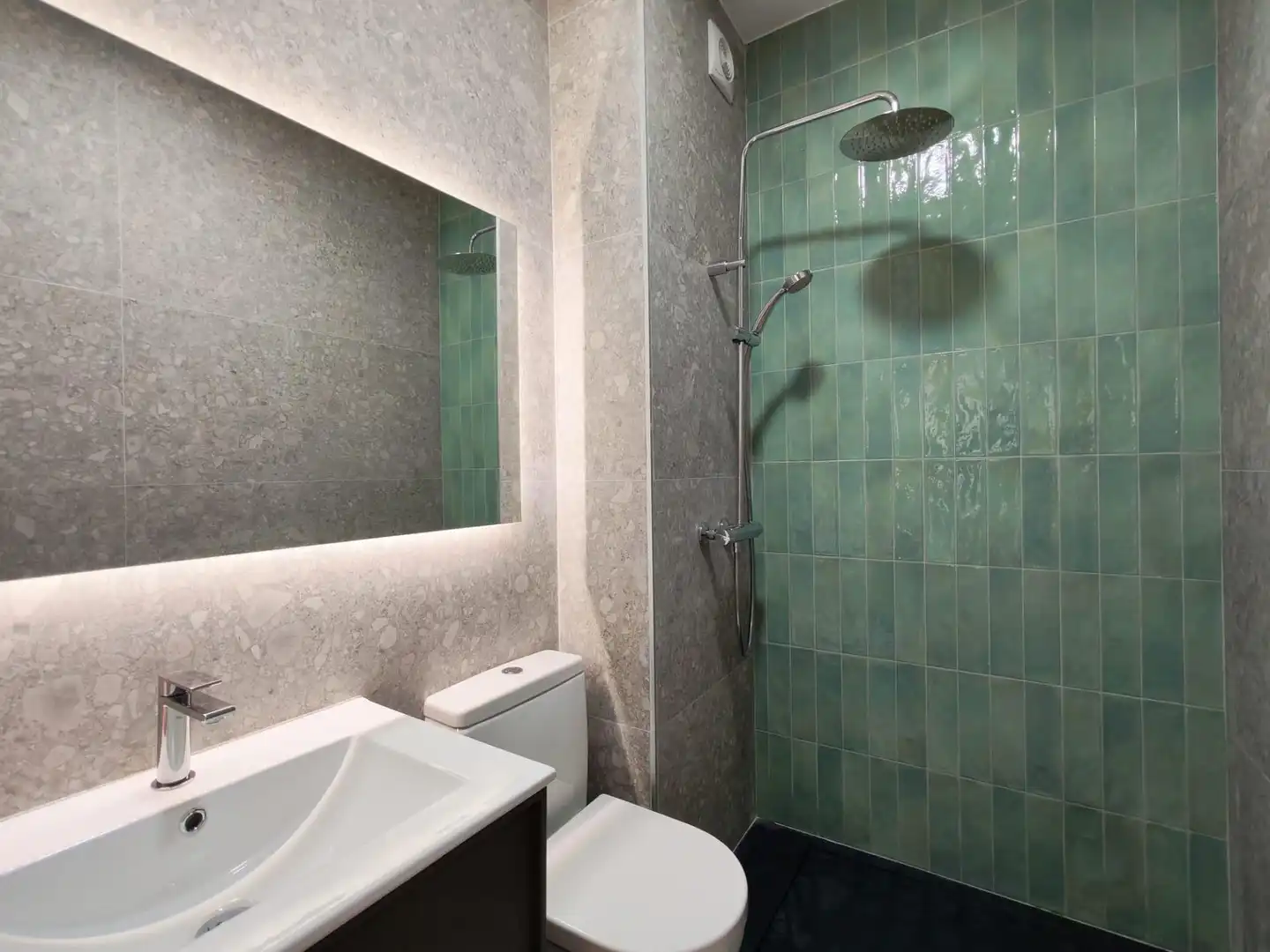 Badezimmer von Wohnungen zum Verkauf in L'Hospitalet de Llobregat mit Klimaanlage und Möbliert