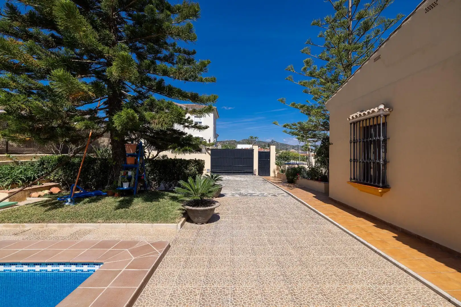 Vista exterior de Casa o xalet en venda en Alhaurín de la Torre amb Jardí privat, Terrassa i Piscina