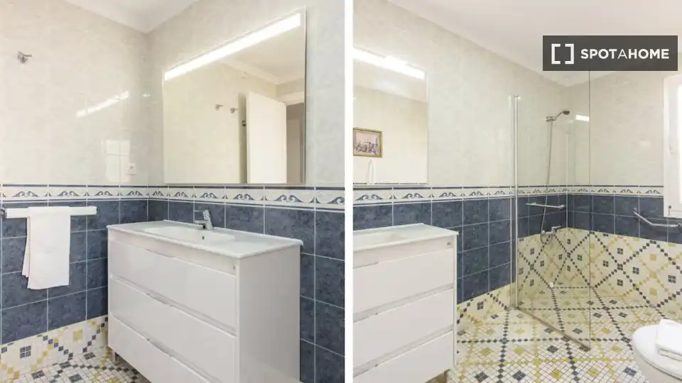 Bathroom of Apartments for share in Málaga  with Air Conditioner, Terrace and Furnished