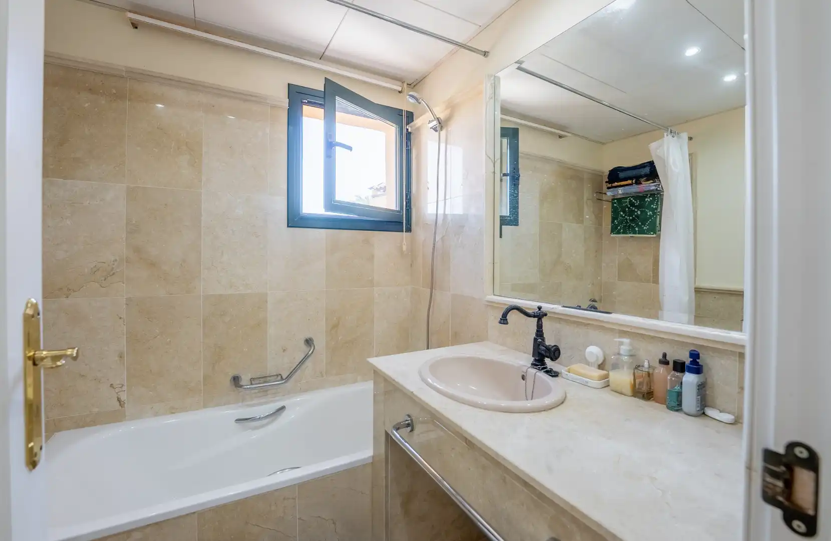 Baño de Apartamento de alquiler en Estepona con Aire acondicionado, Calefacción y Terraza