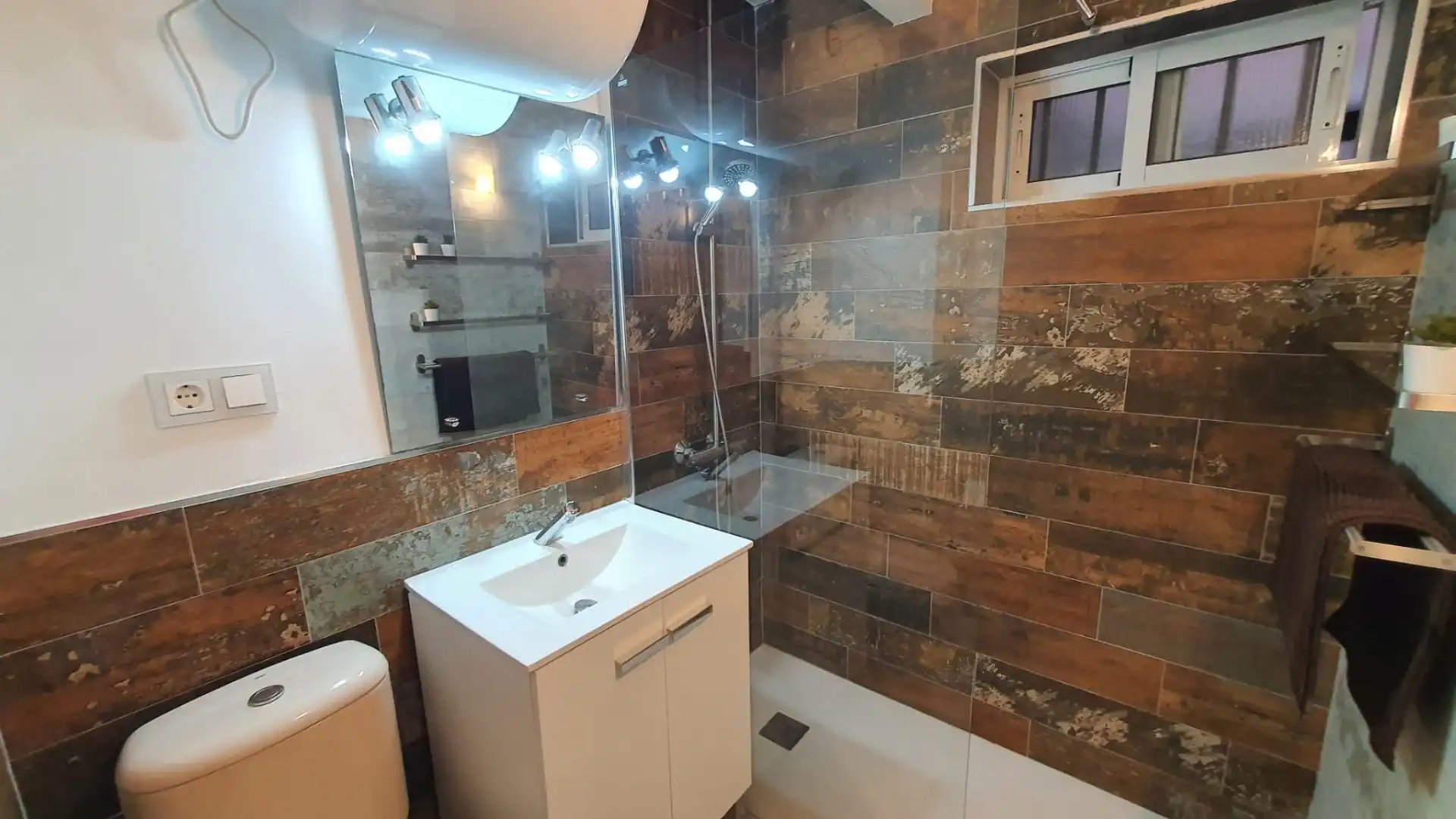 Bathroom of Apartments for rent in Benalmádena  with Air Conditioner, Terrace and Community pool