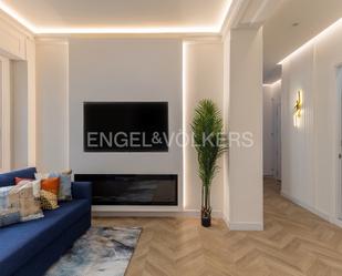 Sala d'estar de Apartament en venda en  Madrid Capital amb Aire condicionat, Calefacció i Parquet