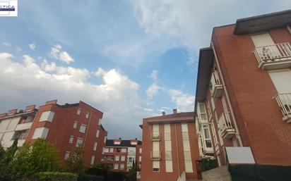 Vista exterior de Dúplex en venda en Piélagos amb Calefacció, Traster i Balcó