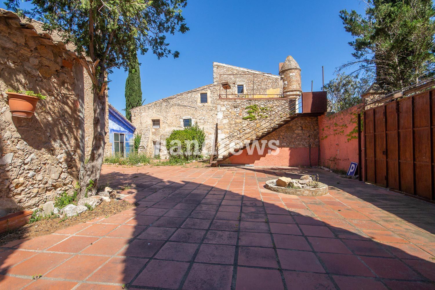 Vista exterior de Finca rústica en venda en L'Escala amb Jardí privat, Terrassa i Traster