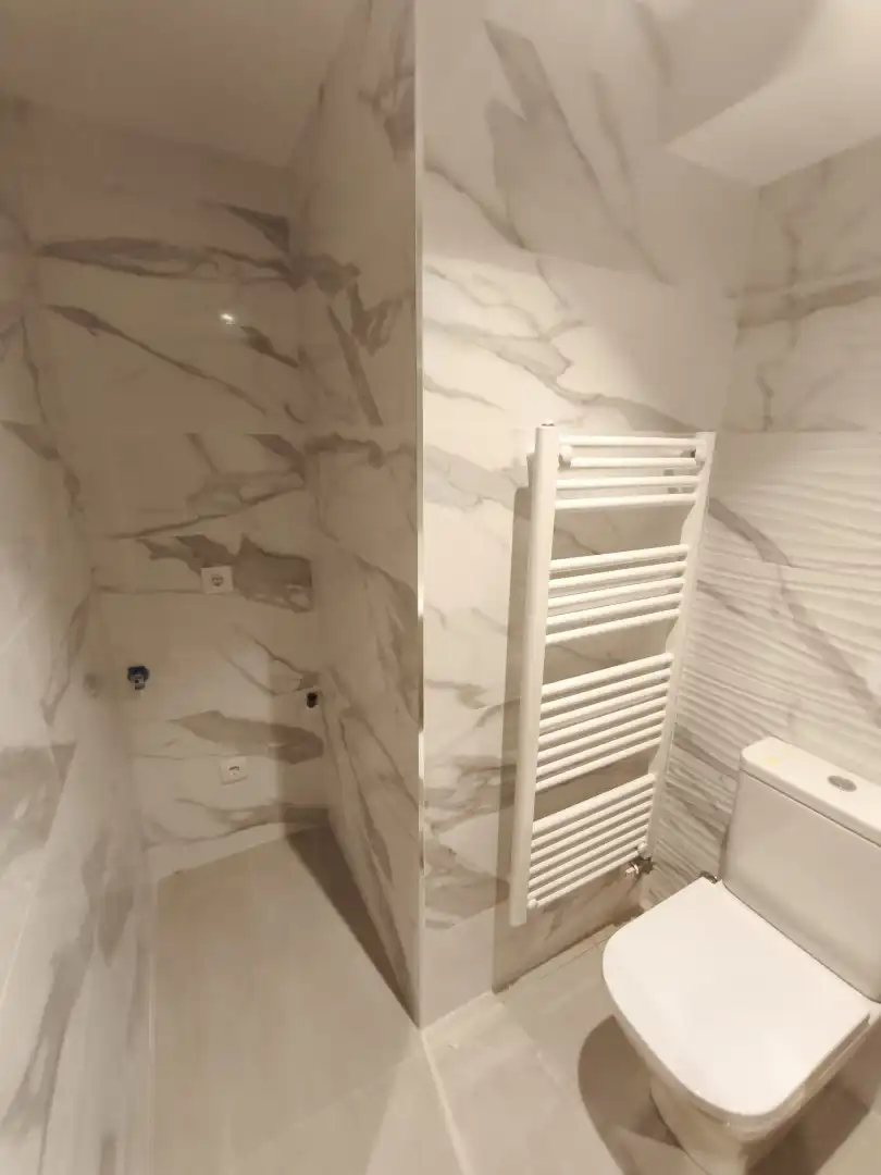 Badezimmer von Wohnung zum Verkauf in Ourense Capital  mit Heizung, Parkett und Ofen