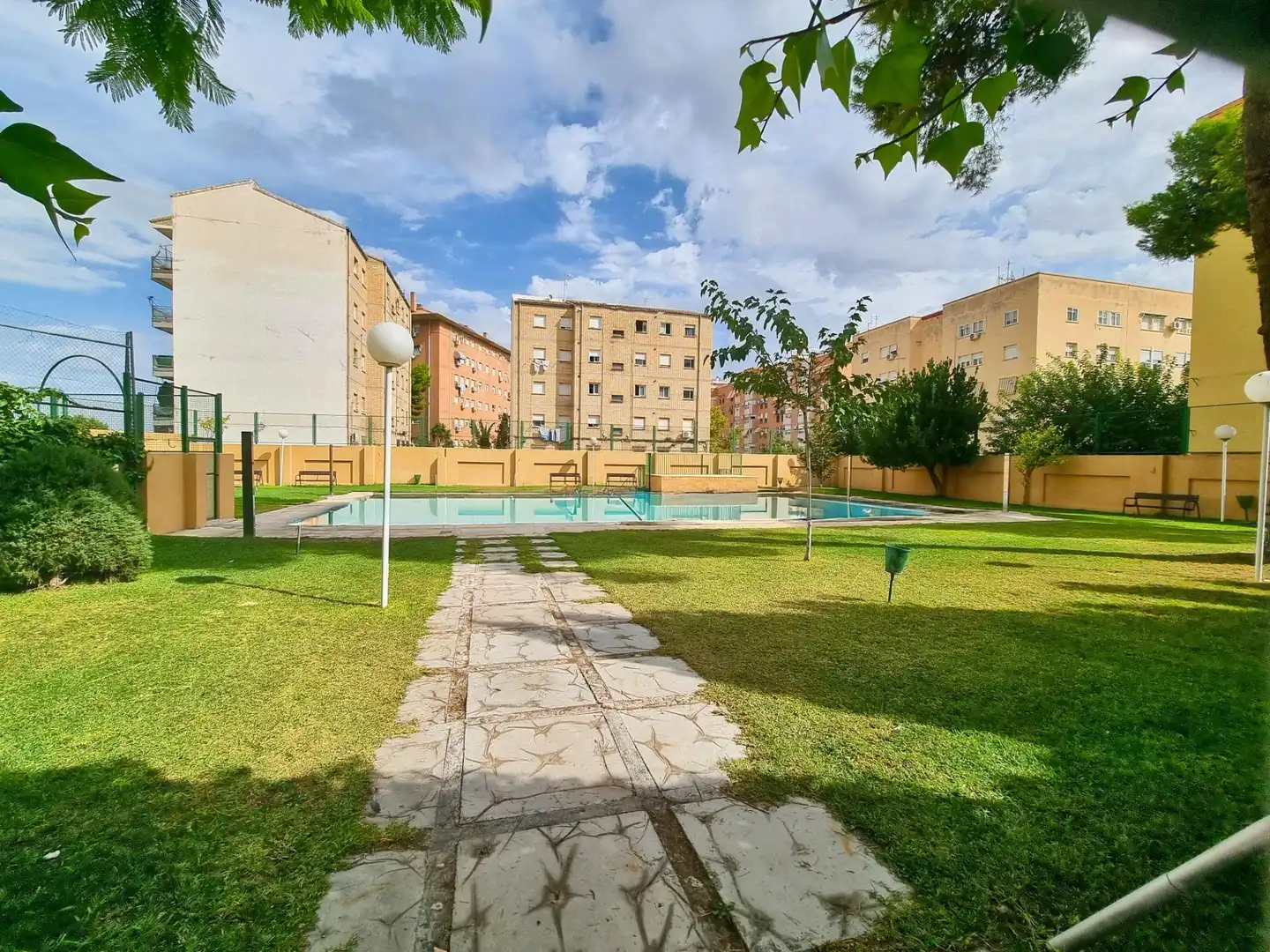 Außenansicht von Wohnung zum Verkauf in  Jaén Capital mit Klimaanlage, Terrasse und Abstellraum