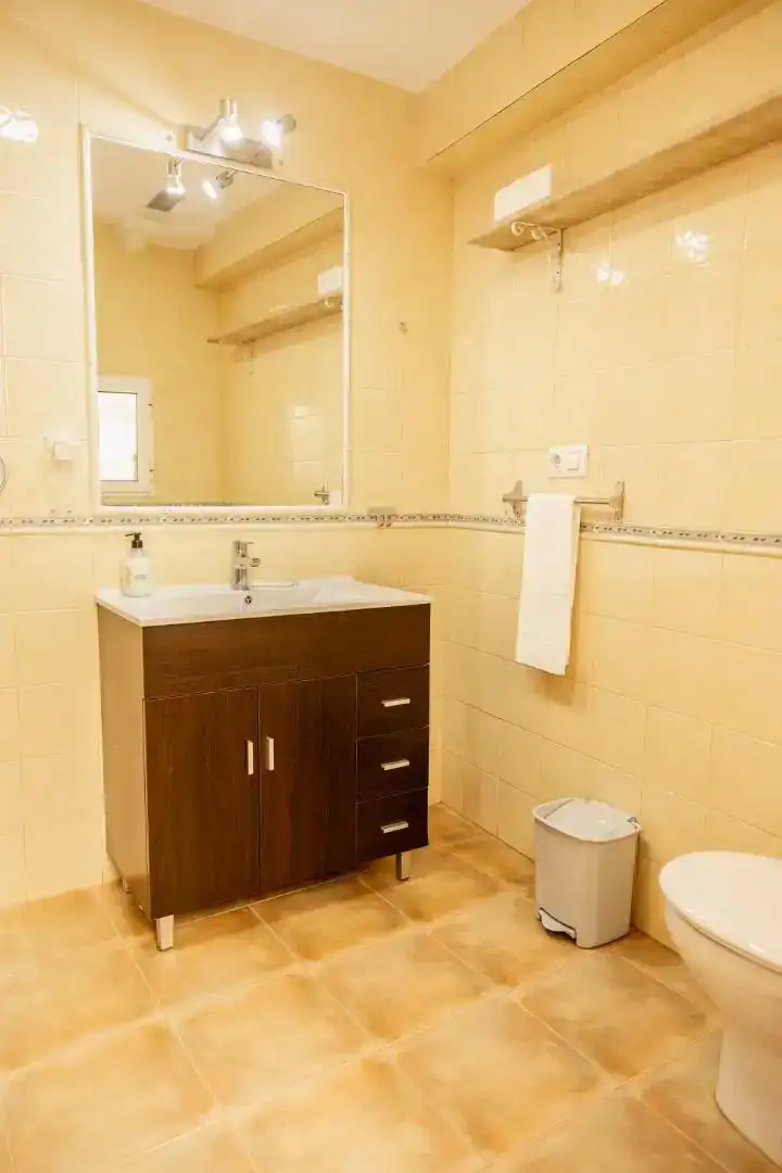 Bany de Dúplex de lloguer en Cazorla amb Aire condicionat, Moblat i Rentadora