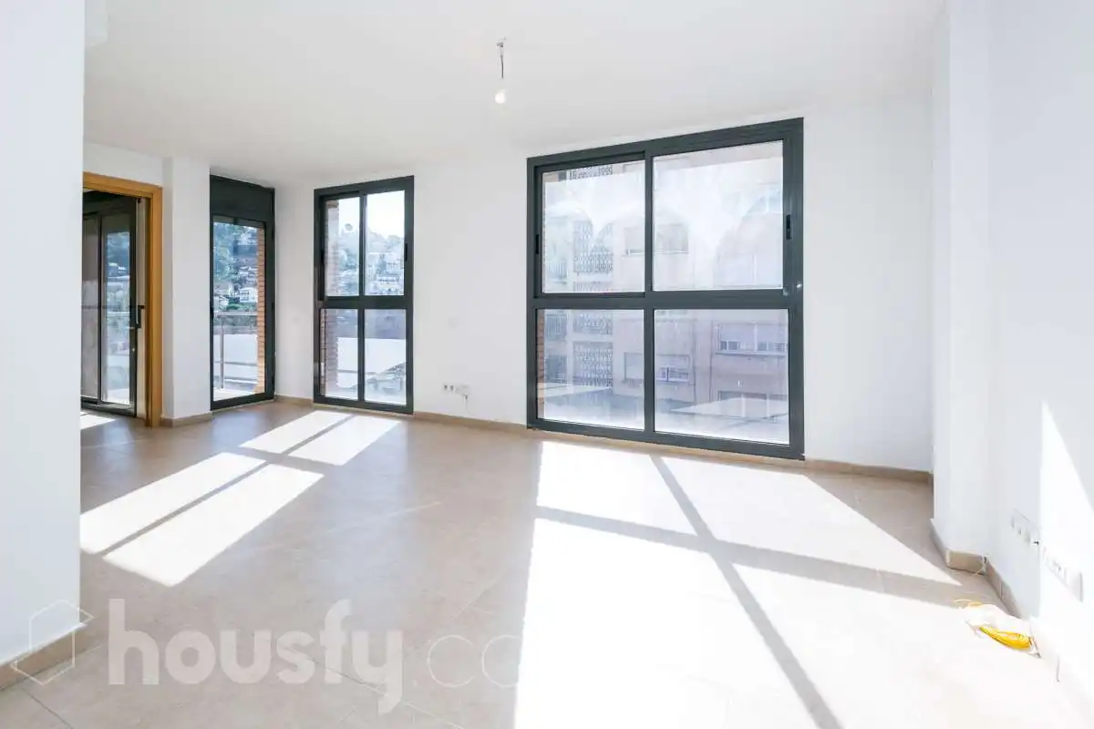 Sala d'estar de Dúplex en venda en Vallirana amb Calefacció, Terrassa i Balcó