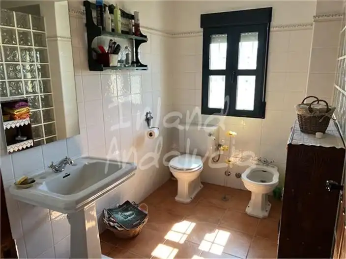Badezimmer von Country house zum Verkauf in Cabra mit Abstellraum, Schwimmbad und Internet