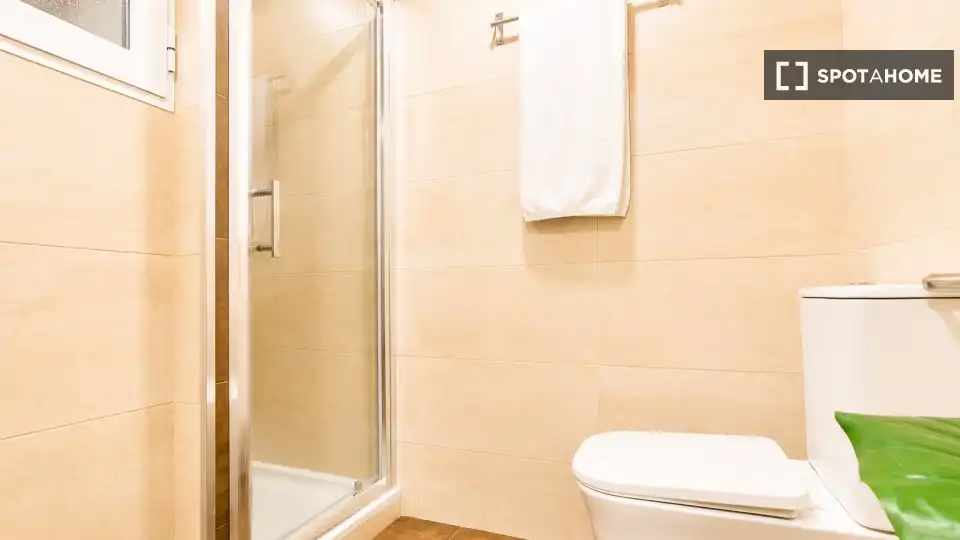 Badezimmer von Wohnung zur Miete in L'Hospitalet de Llobregat mit Klimaanlage, Heizung und Möbliert