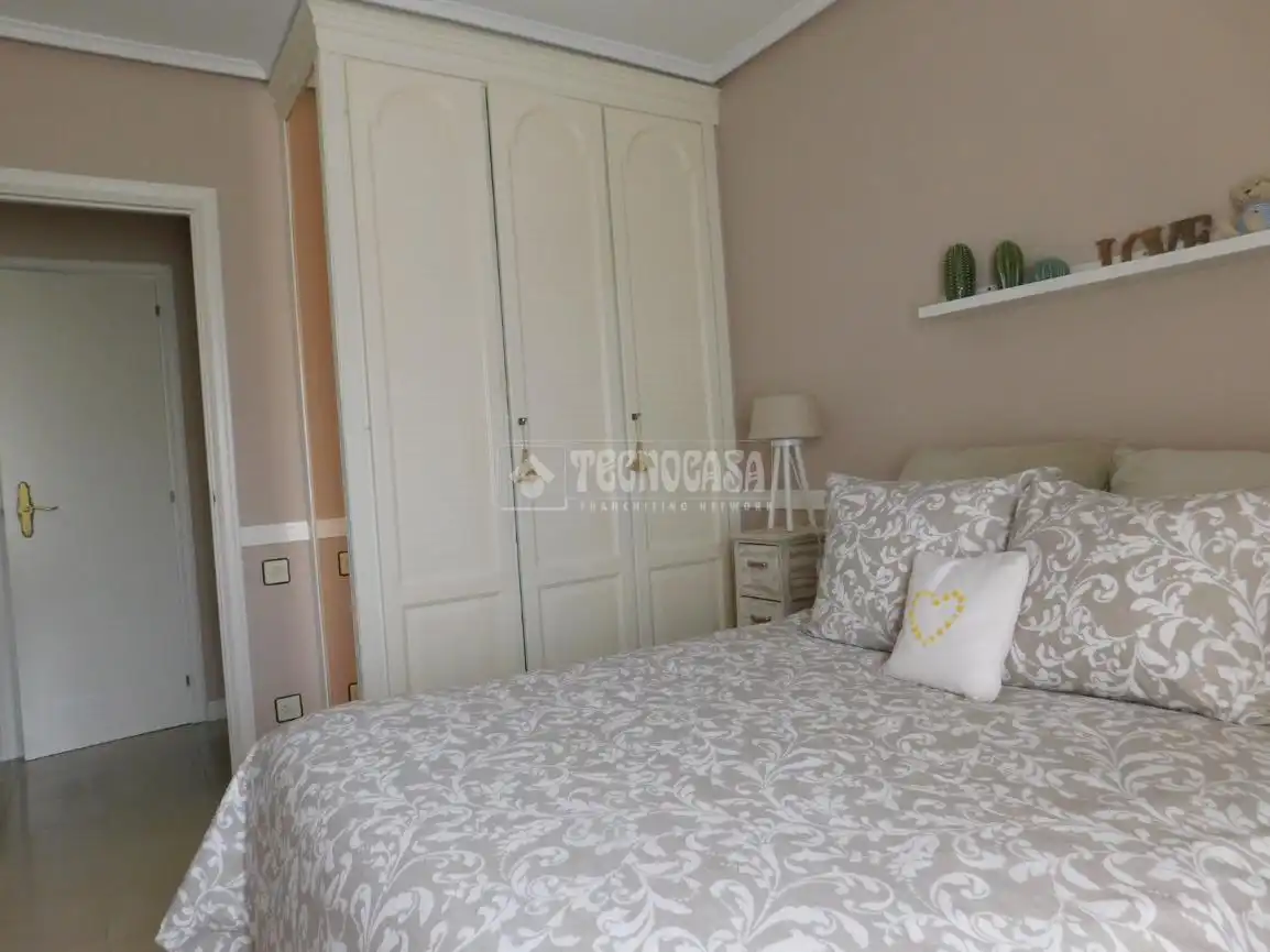 Habitación de Casa adosada en venta en Zaragoza con Piscina comunitaria