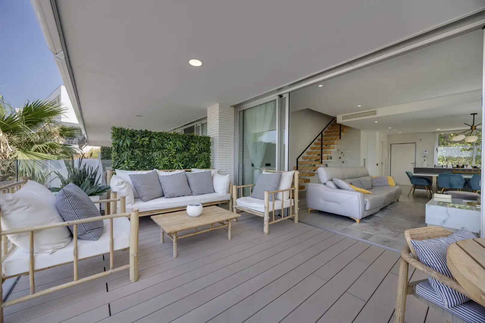 Terrasse von Einfamilien-Reihenhaus zum Verkauf in Estepona mit Klimaanlage, Terrasse und Schwimmbad
