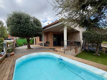 Haus mit Pool zum Verkauf in Calle Diputació