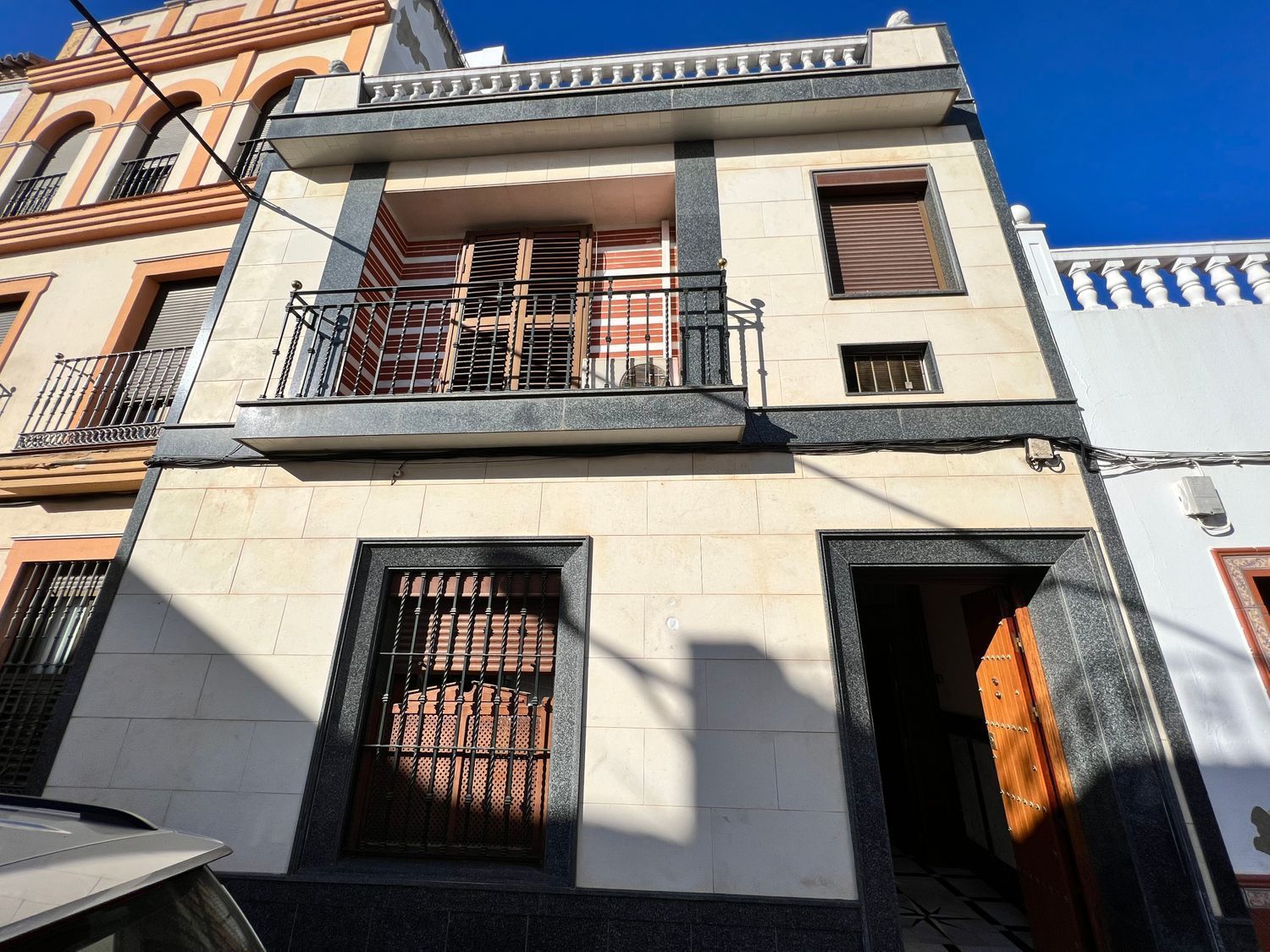 Vista exterior de Casa o xalet en venda en Dos Hermanas amb Terrassa