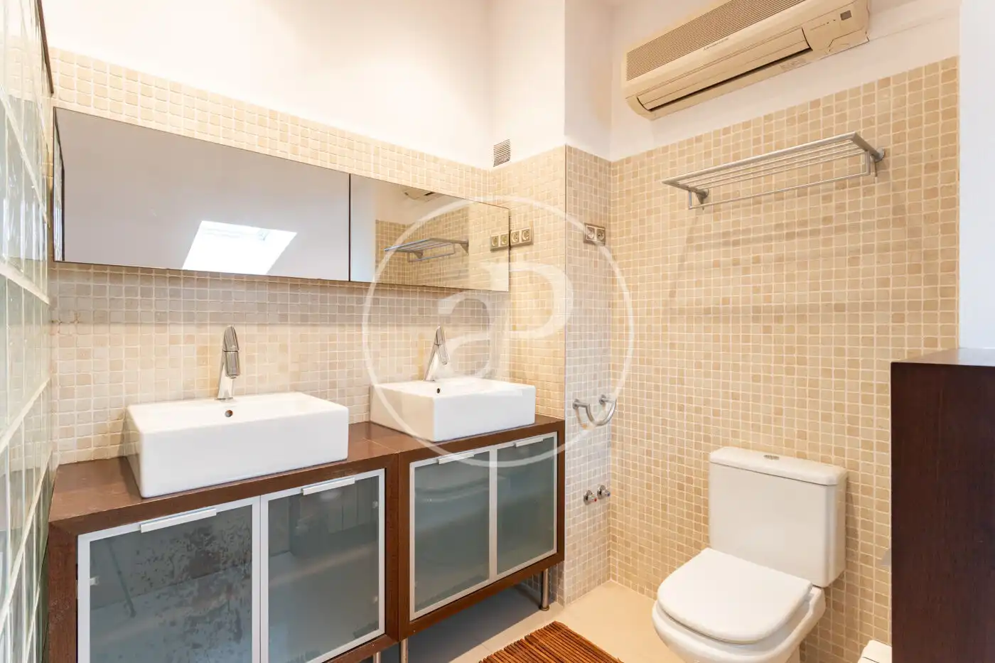 Baño de Piso de alquiler en Rubí con Aire acondicionado, Calefacción y Jardín privado