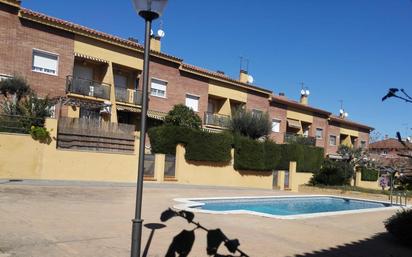 Vista exterior de Casa adosada en venda en Calella amb Aire condicionat, Terrassa i Balcó