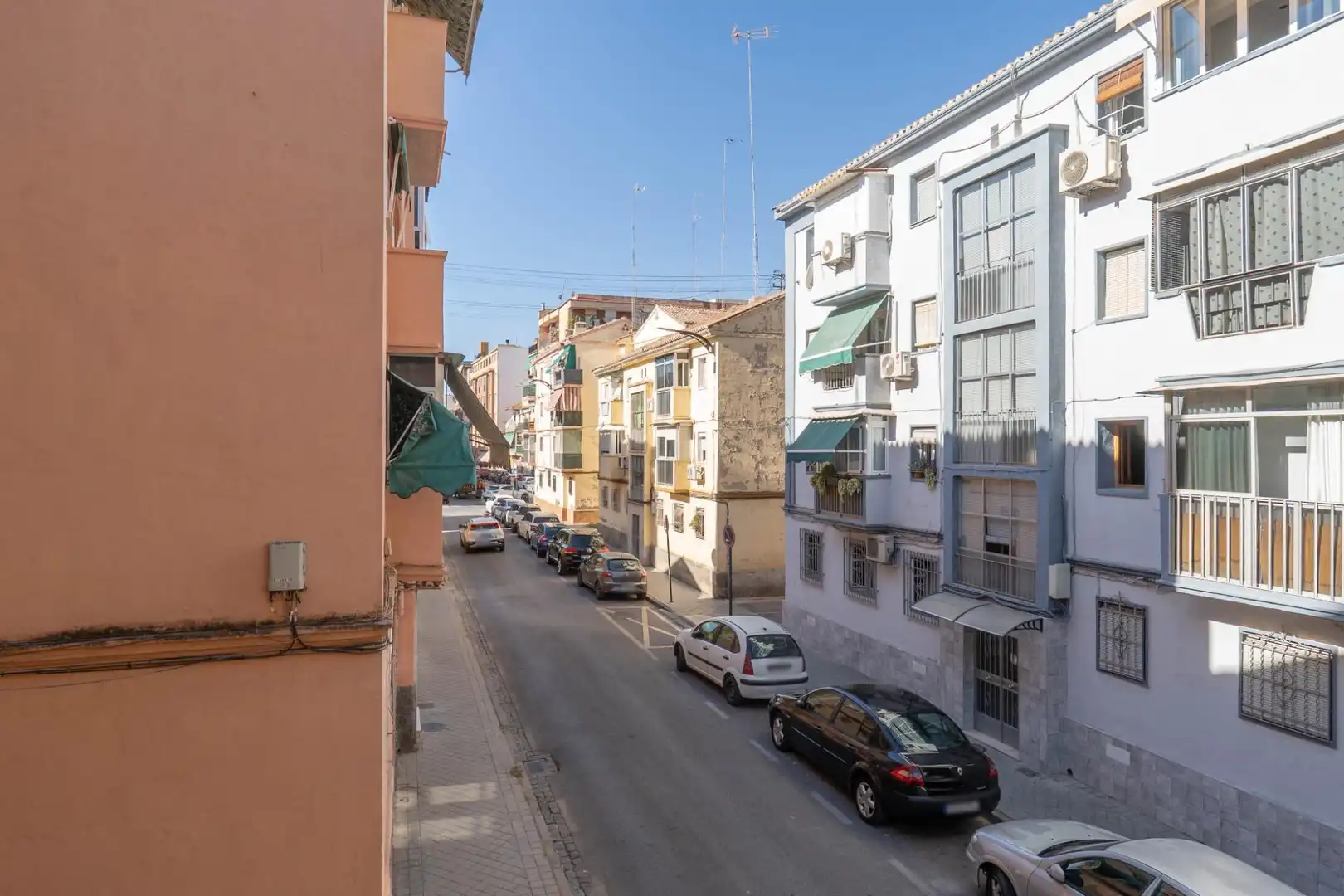 Vista exterior de Pis en venda en Granada amb Aire condicionat i Balcó