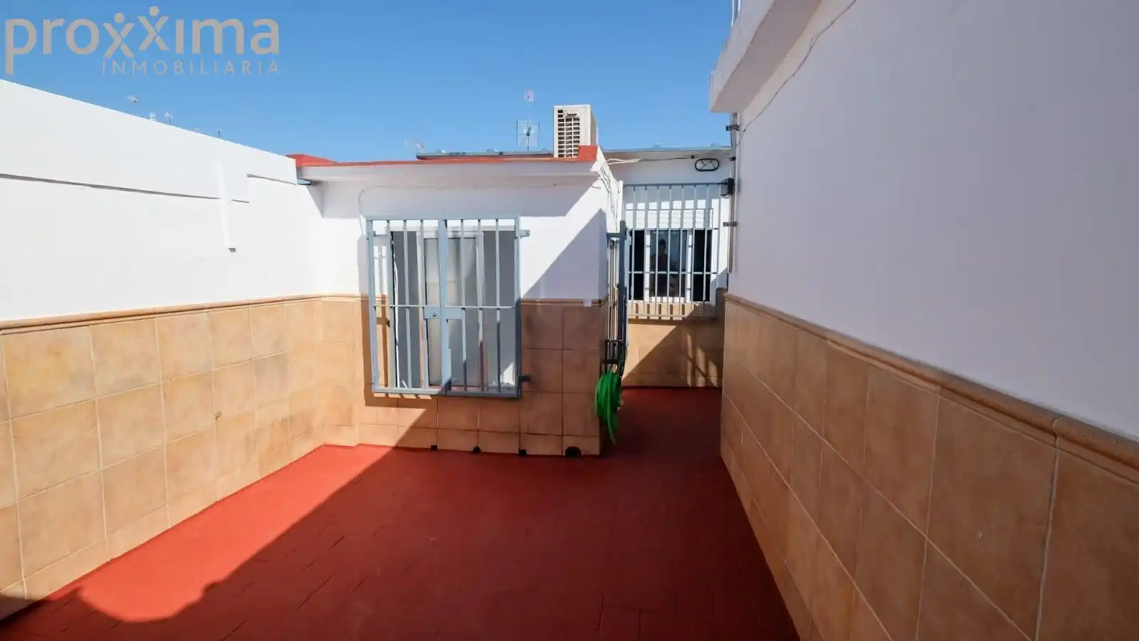 Vista exterior de Casa o xalet en venda en Sevilla amb Aire condicionat, Terrassa i Traster