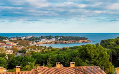 Vista exterior de Casa adosada en venda en Sant Feliu de Guíxols amb Aire condicionat, Jardí privat i Terrassa