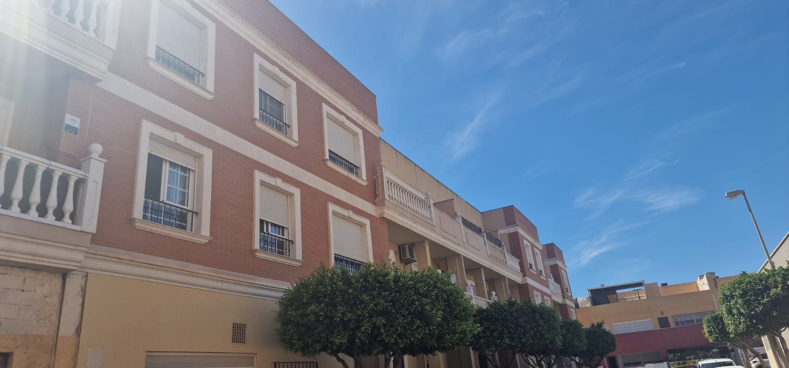 Vista exterior de Pis en venda en Roquetas de Mar amb Calefacció