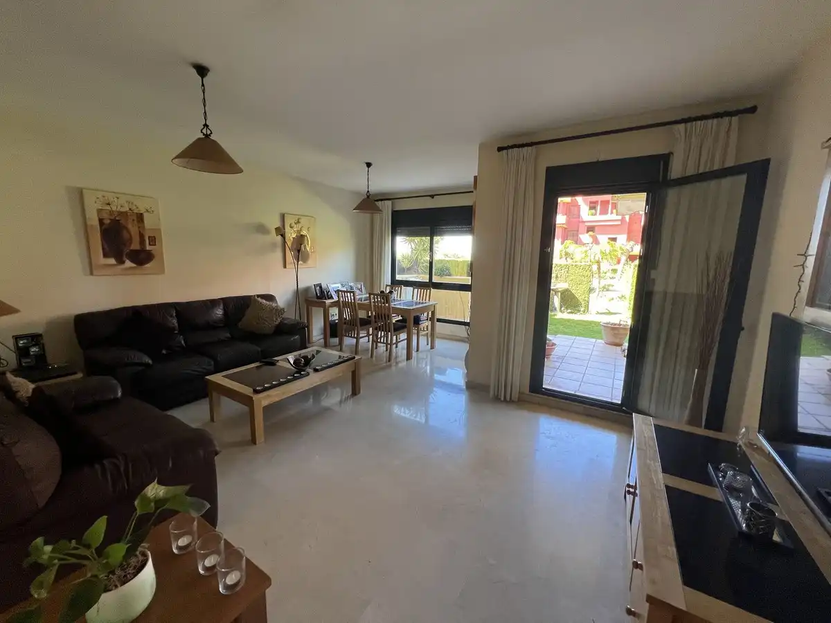 Sala d'estar de Apartament en venda en Estepona amb Aire condicionat, Moblat i TV