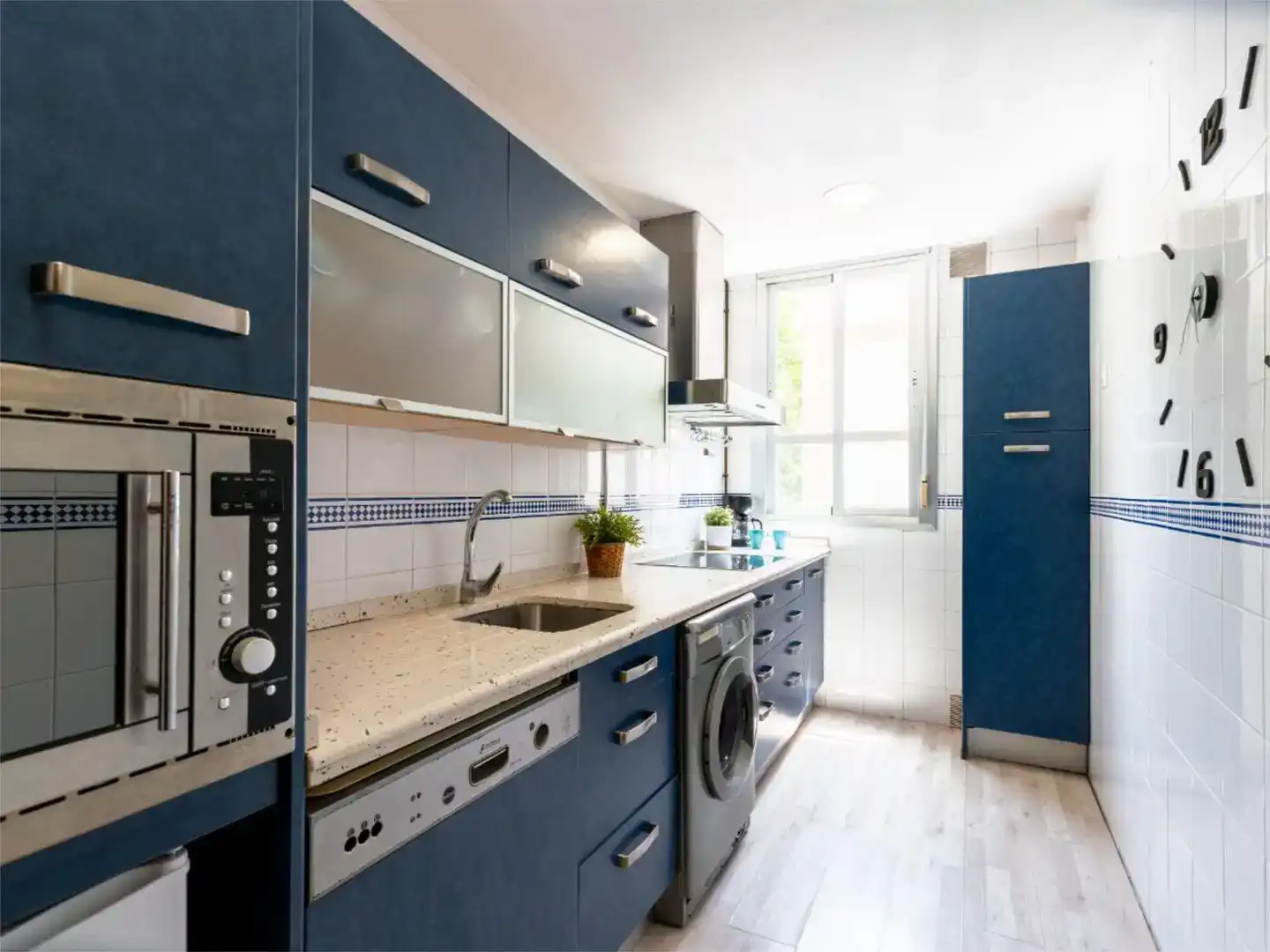 Cocina de Piso para compartir en Sevilla con Aire acondicionado, Jardín privado y Amueblado