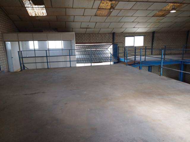 Nave industrial en Venta en Avenida Yeseros en Altos del Olivar - El Caracol