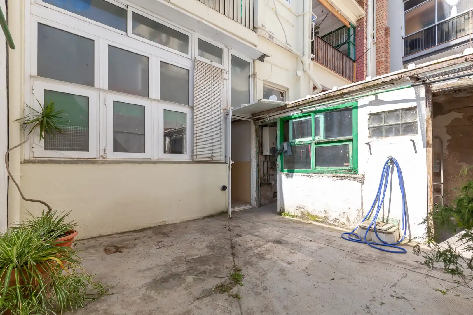 Vista exterior de Planta baja en venta en Barcelona con Terraza, Amueblado y Balcón