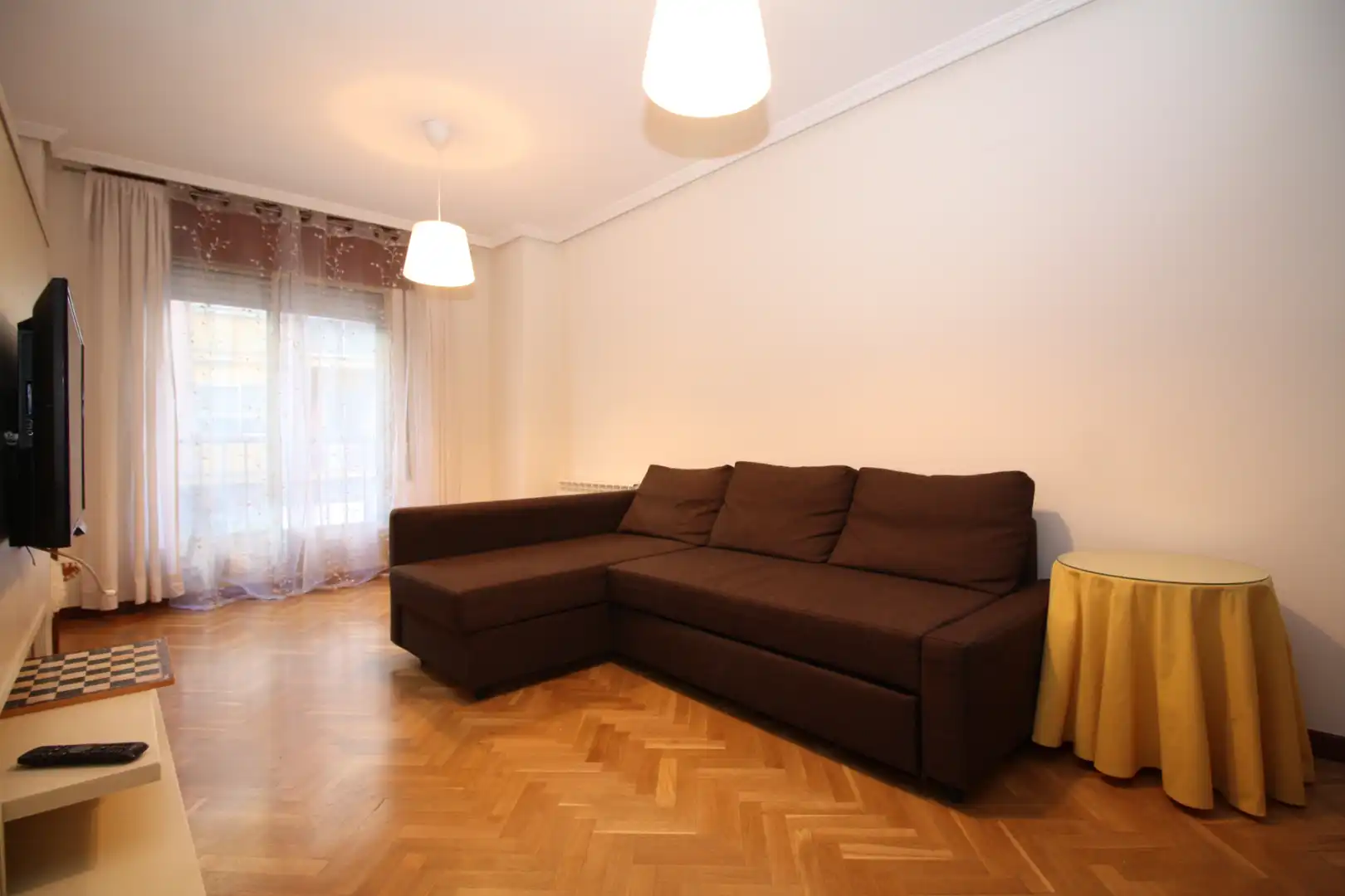 Living room of Flat for rent in Valladolid  with Heating, Parquet flooring and Furnished