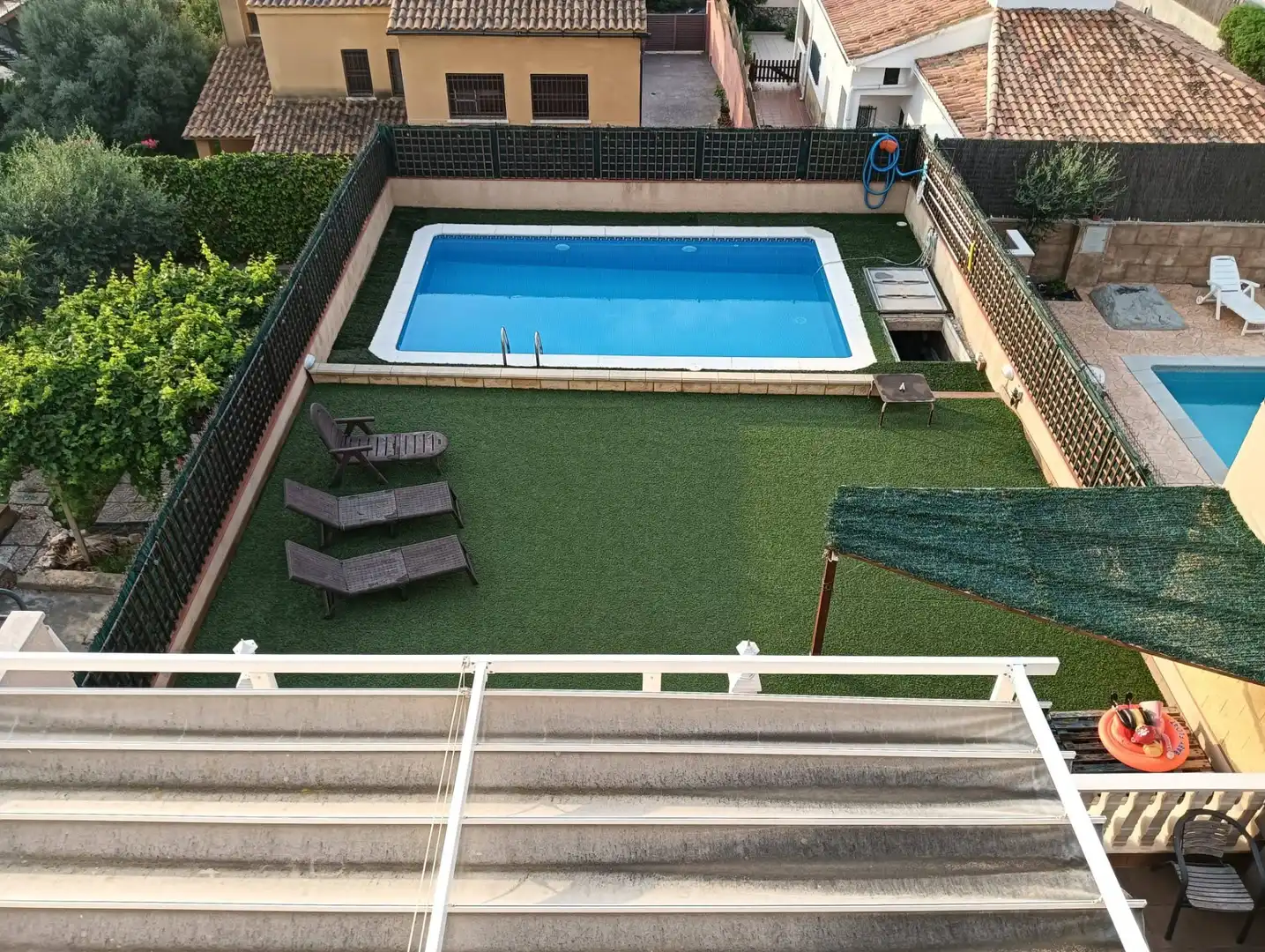 Schwimmbecken von Einfamilien-Reihenhaus zum Verkauf in Vilanova i la Geltrú mit Klimaanlage, Heizung und Privatgarten