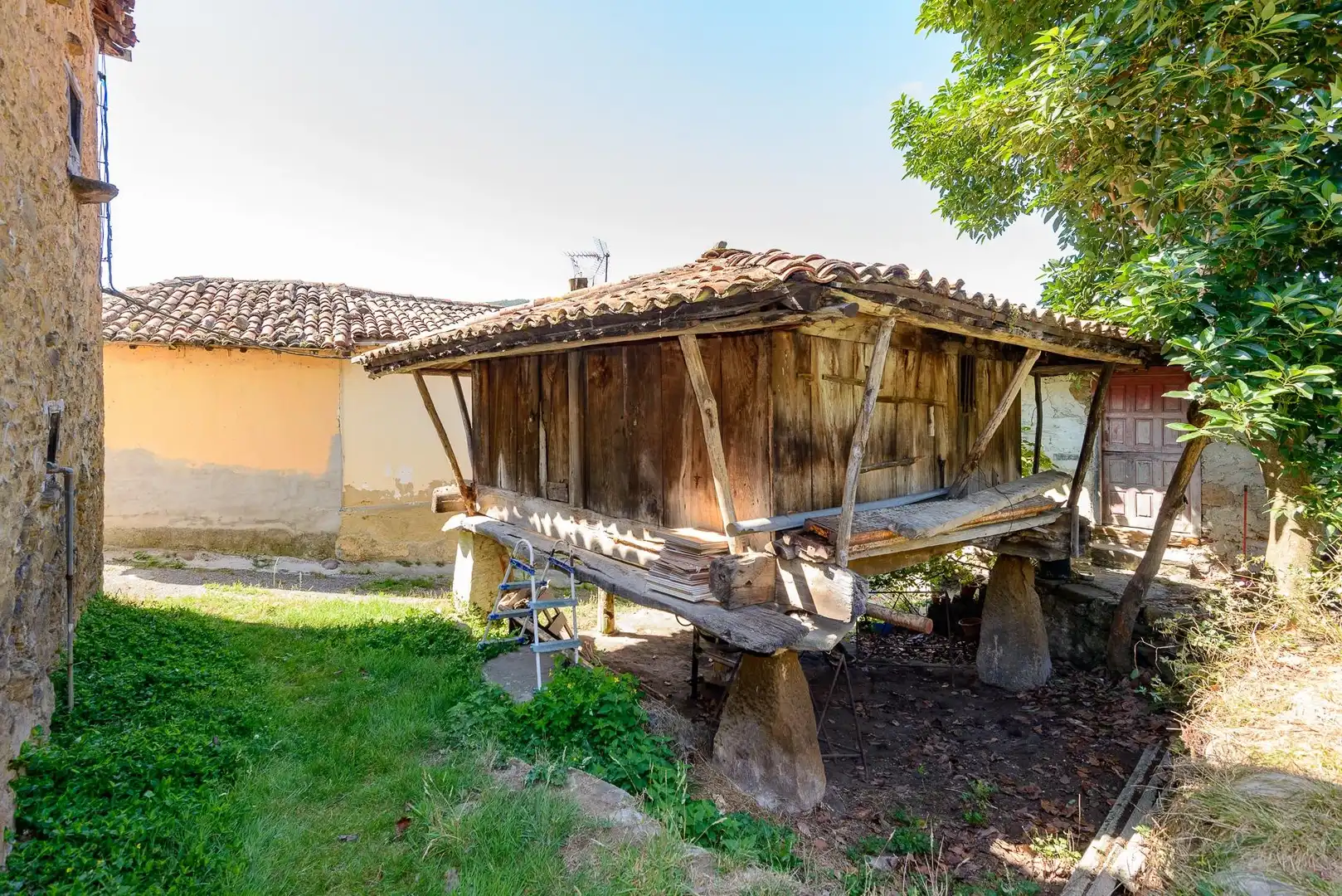 Vista exterior de Casa adosada en venda en Mieres (Asturias) amb Jardí privat, Terrassa i Moblat
