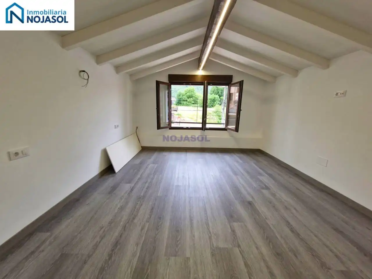 Sala d'estar de Casa adosada en venda en Ramales de la Victoria amb Calefacció i Terrassa