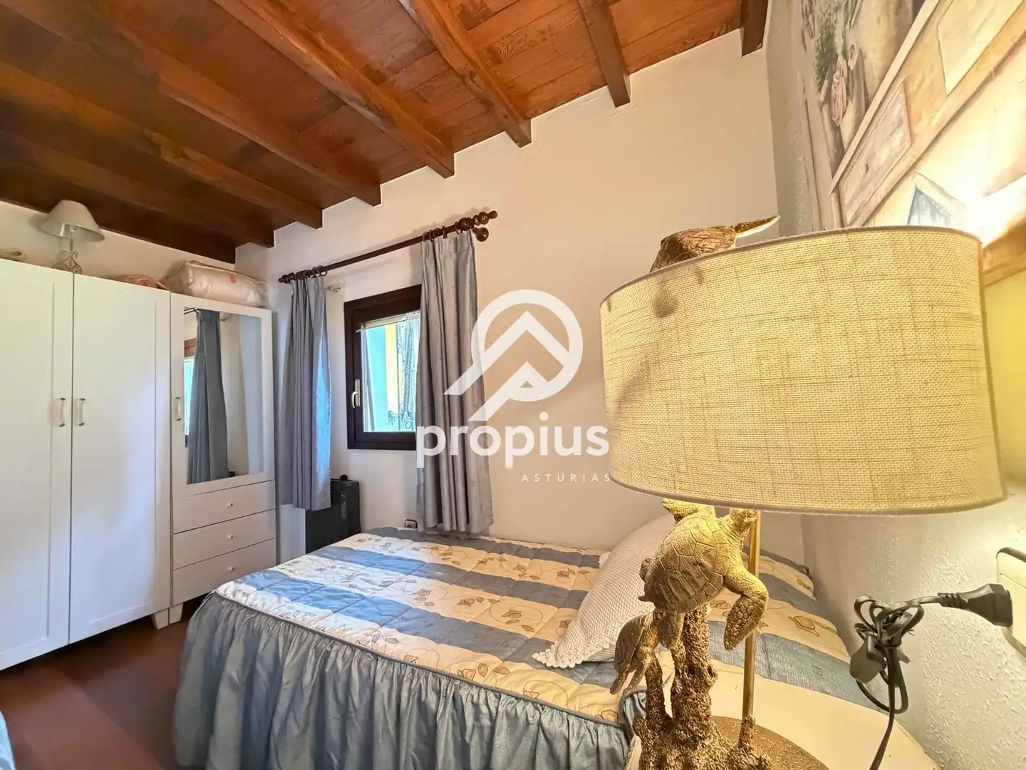 Habitación de Casa adosada en venta en Llanes con Calefacción, Trastero y Amueblado