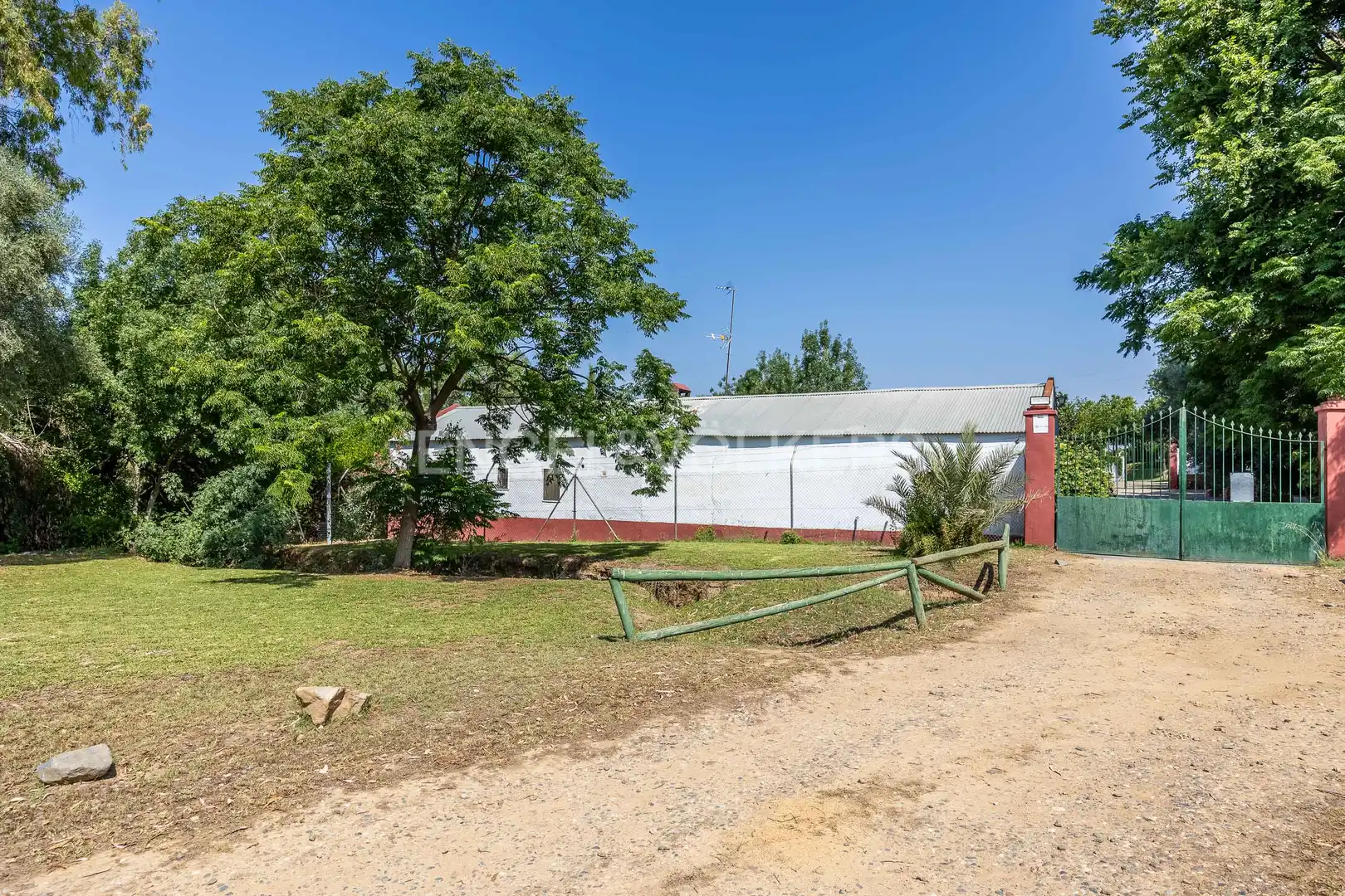 Vista exterior de Finca rústica en venta en Alcalá del Río con Aire acondicionado, Calefacción y Jardín privado
