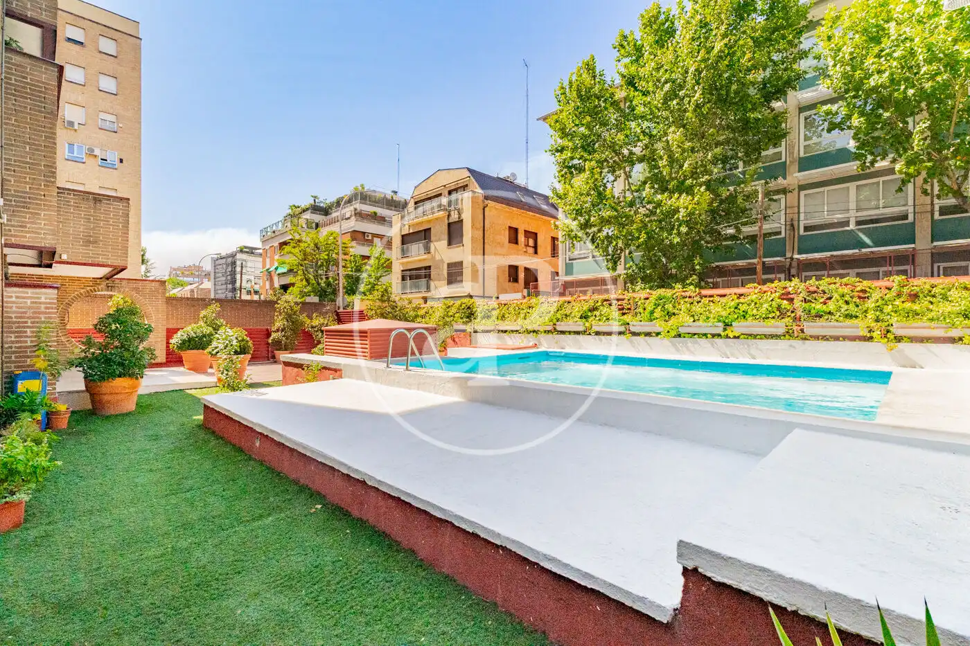 Piscina de Pis en venda en Madrid amb Aire condicionat, Calefacció i Jardí privat