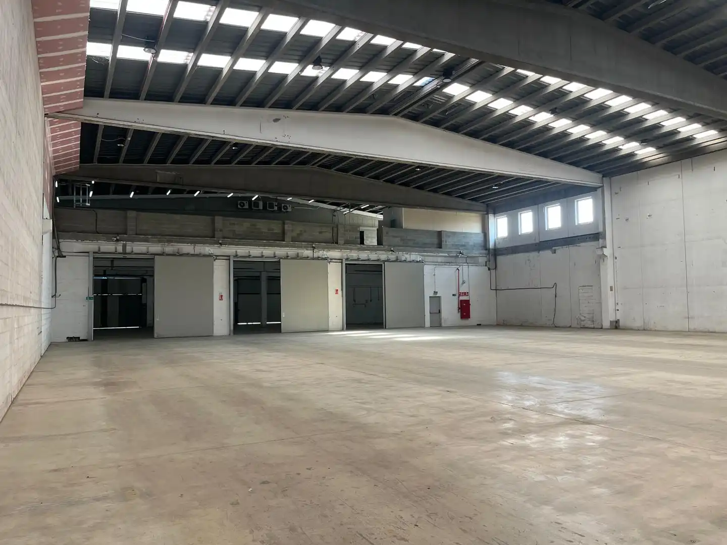 Nave industrial de alquiler en Cornellà de Llobregat con Calefacción y Alarma