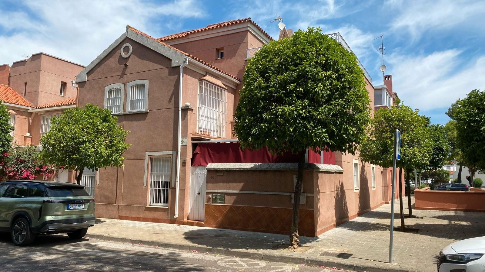 Vista exterior de Casa adosada en venda en  Sevilla Capital amb Aire condicionat, Terrassa i Balcó