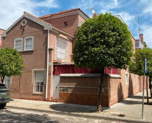 Vista exterior de Casa adosada en venda en  Sevilla Capital amb Aire condicionat, Terrassa i Balcó