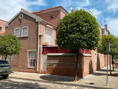 Vista exterior de Casa adosada en venda en  Sevilla Capital amb Aire condicionat, Terrassa i Balcó