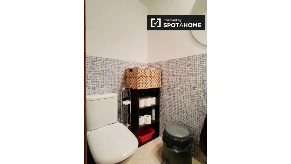 Badezimmer von Wohnung zur untervermieten in Madrid mit Klimaanlage, Heizung und Terrasse