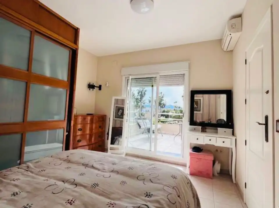 Chalet con piscina en venta en Centro Urbano, imagen 5