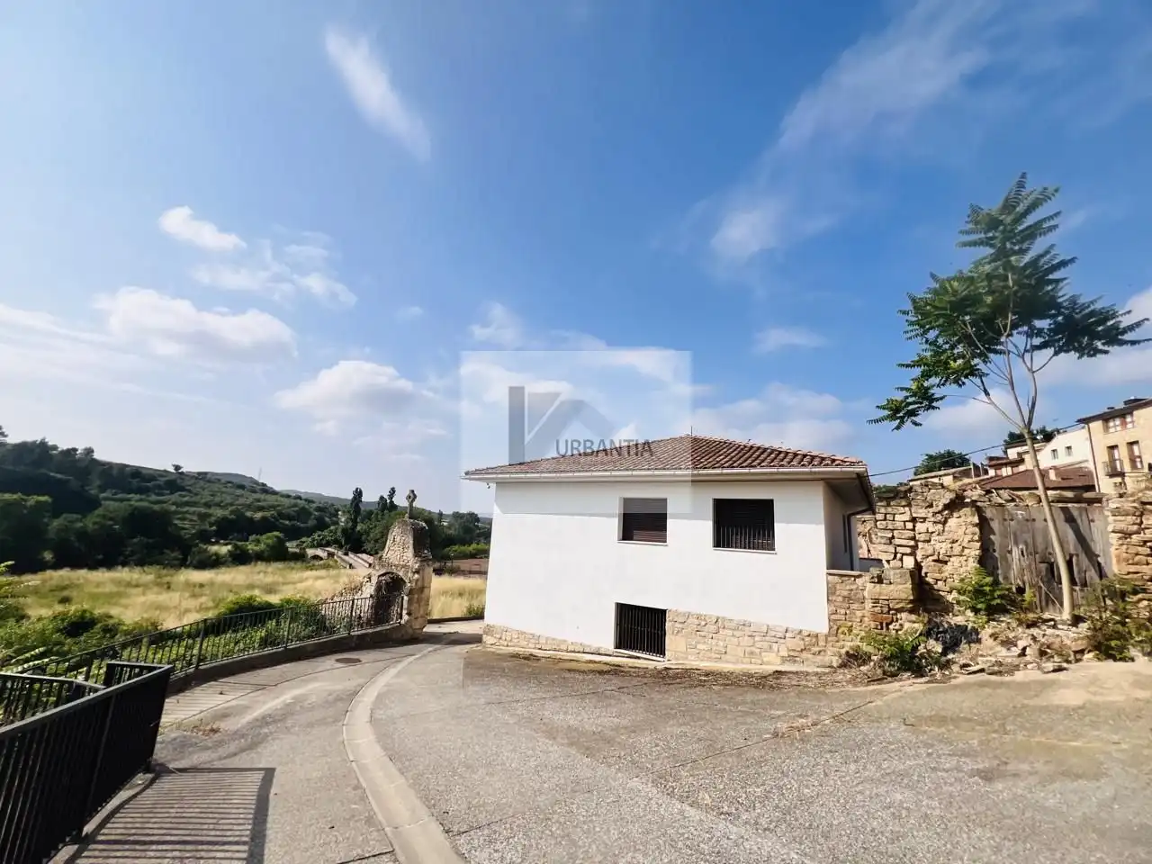 Außenansicht von Einfamilien-Reihenhaus zum Verkauf in Torres del Río mit Privatgarten