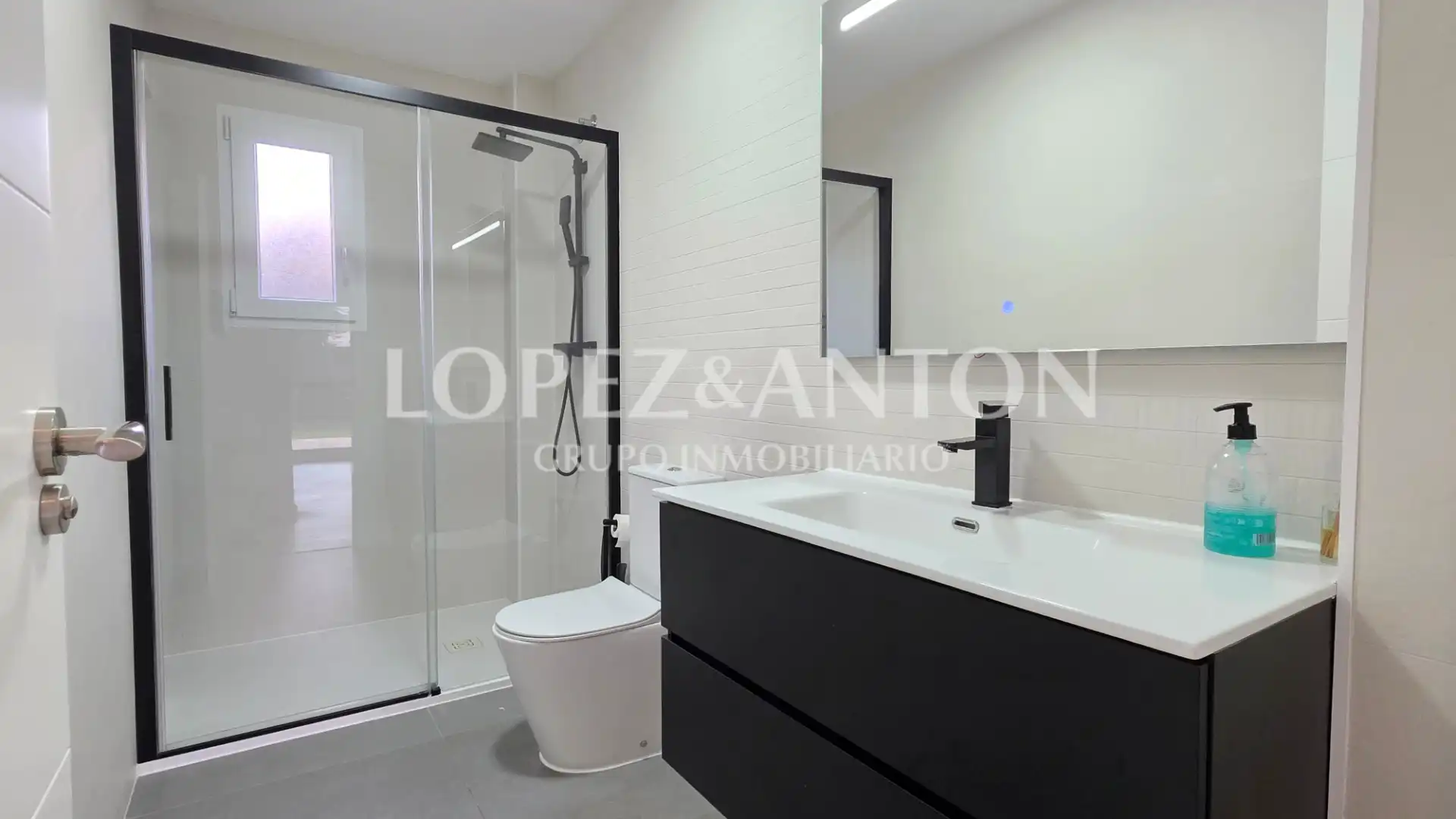 Badezimmer von Haus oder Chalet zum Verkauf in L'Eliana mit Klimaanlage, Heizung und Privatgarten