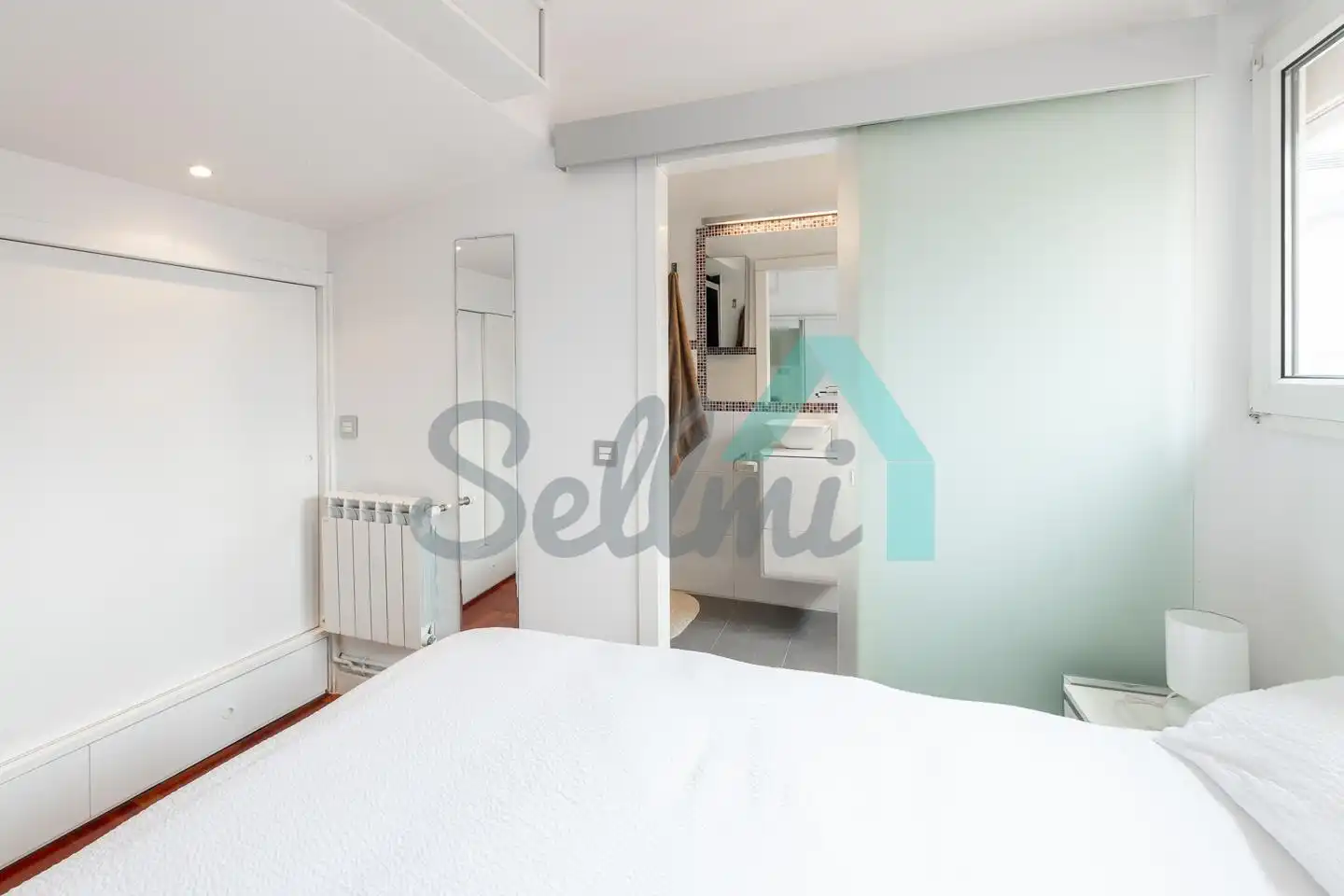 Schlafzimmer von Dachboden zur Miete in Gijón  mit Heizung, Parkett und Terrasse