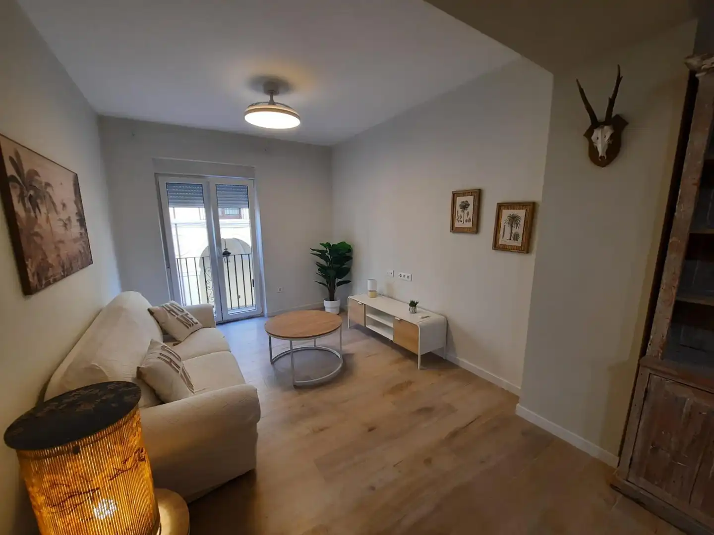 Living room of Flat for rent in Almansa  with Air Conditioner, Furnished and Balcony
