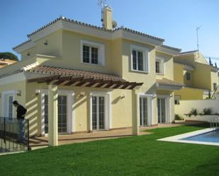 Vista exterior de Casa o xalet en venda en Rincón de la Victoria amb Aire condicionat, Calefacció i Jardí privat