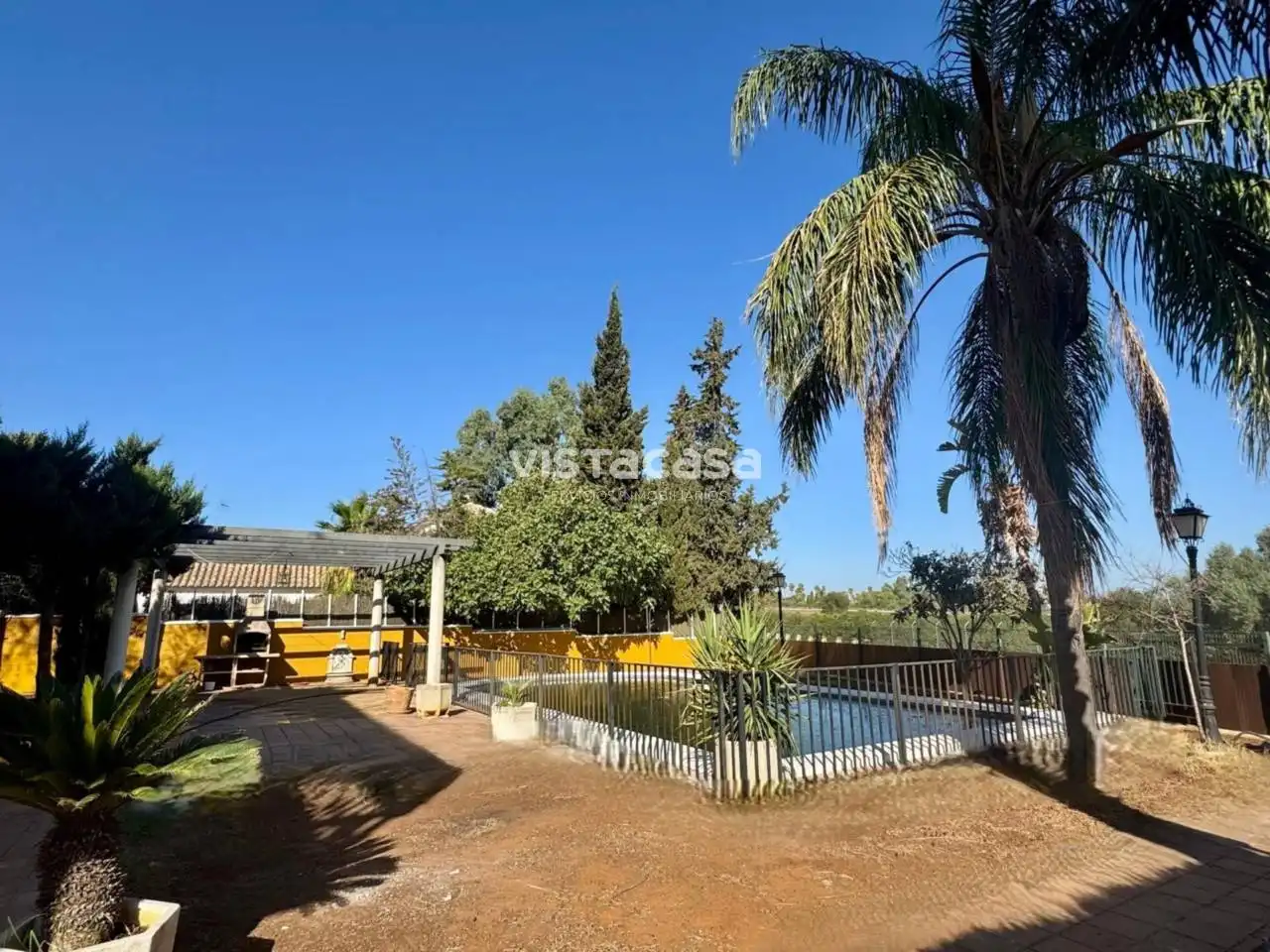 Vista exterior de Casa o xalet en venda en Mairena del Alcor amb Aire condicionat, Calefacció i Jardí privat