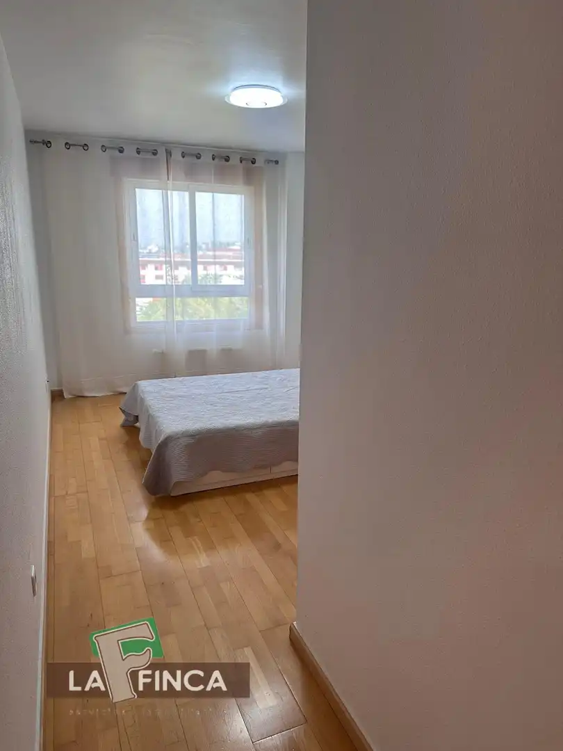 Dormitori de Pis en venda en Oviedo  amb Calefacció, Parquet i Traster